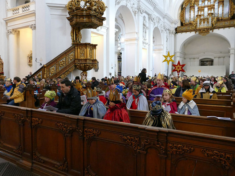 Aussendung der Sternsinger im Hohen Dom zu Fulda (Foto: Karl-Franz Thiede)